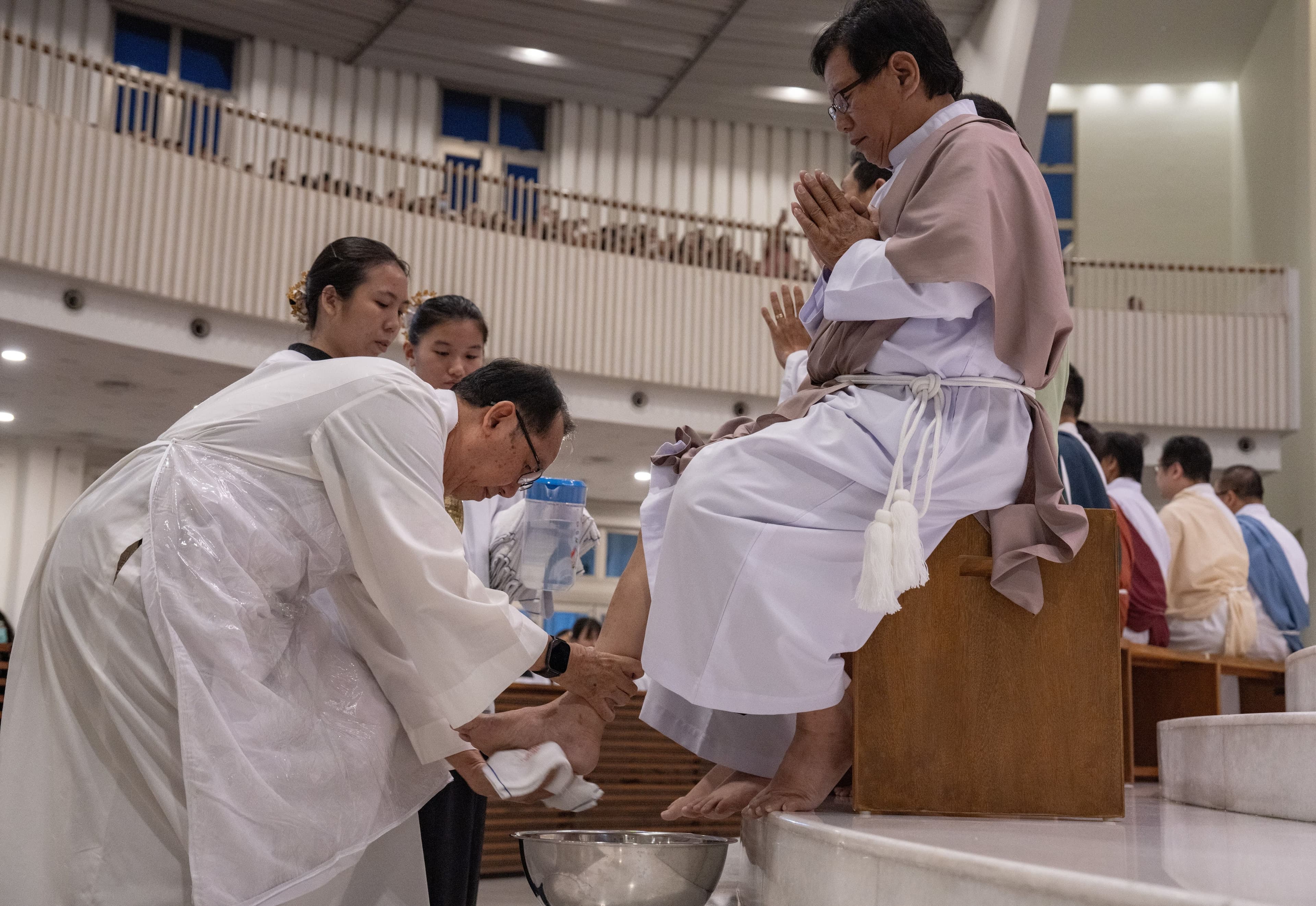 Rm. Aloysius Yus Noron, Pr. sebagai Yesus yang membasuh kaki para murid-Nya. (KOMSOS/Ellijani Djatnika)