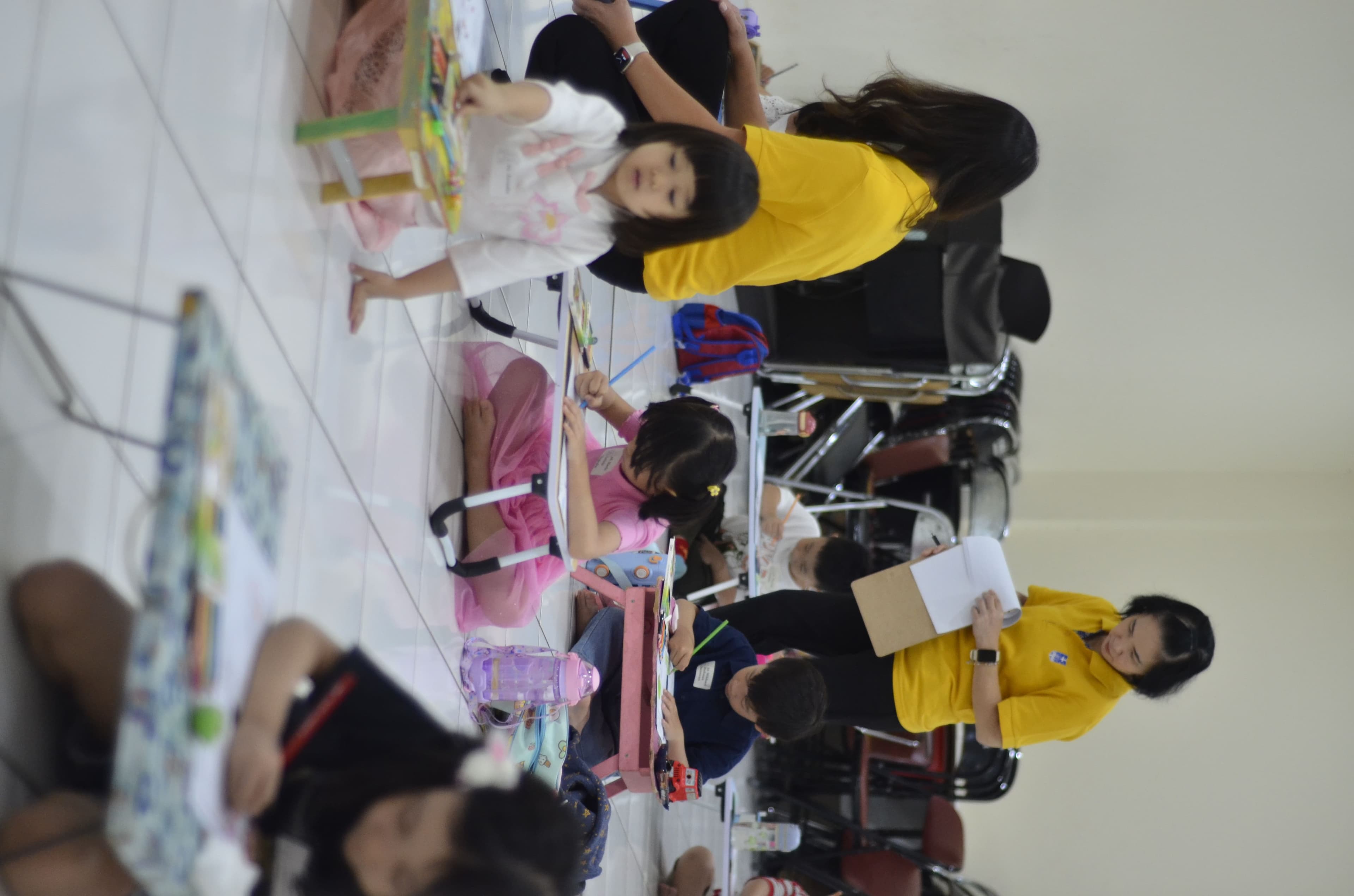 Panitia paskah menilai karya anak-anak peserta lomba mewarnai. (KOMSOS/Stanley Pomantow)