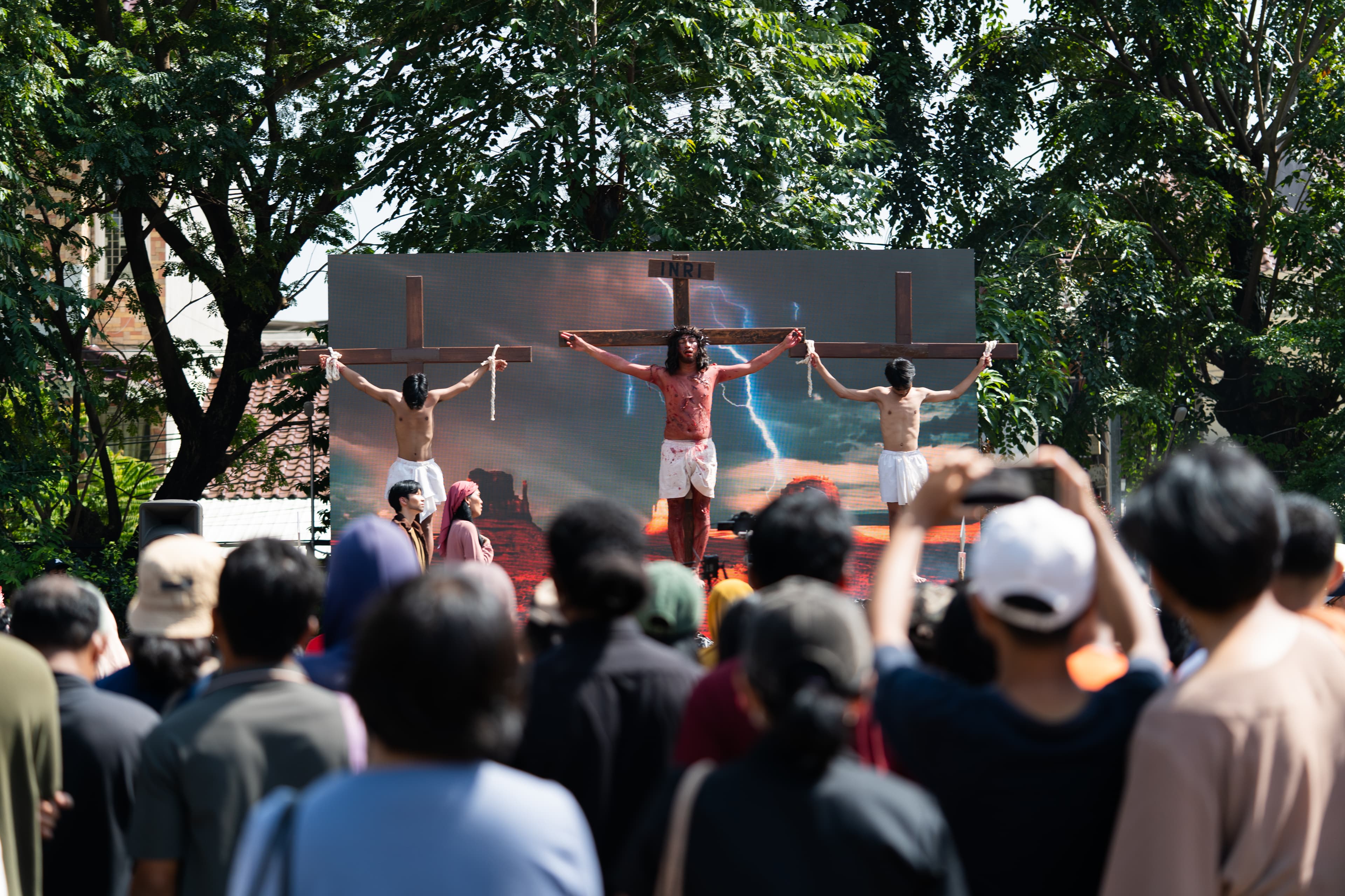 Suasana saat scene penyaliban Yesus. (KOMSOS / Rudy)