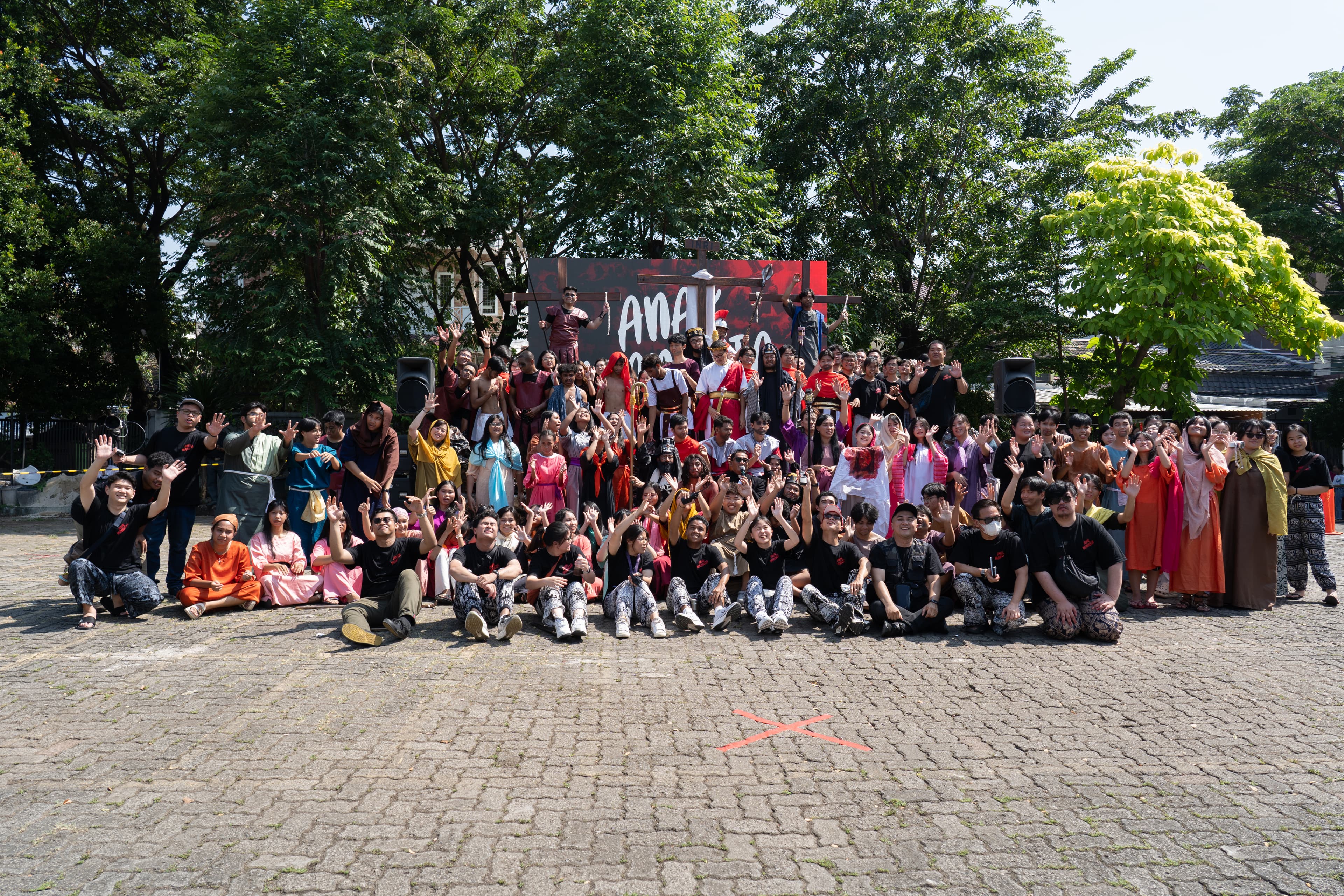 Semua cast & crew berfoto setelah selesai tablo. (KOMSOS / Rudy)