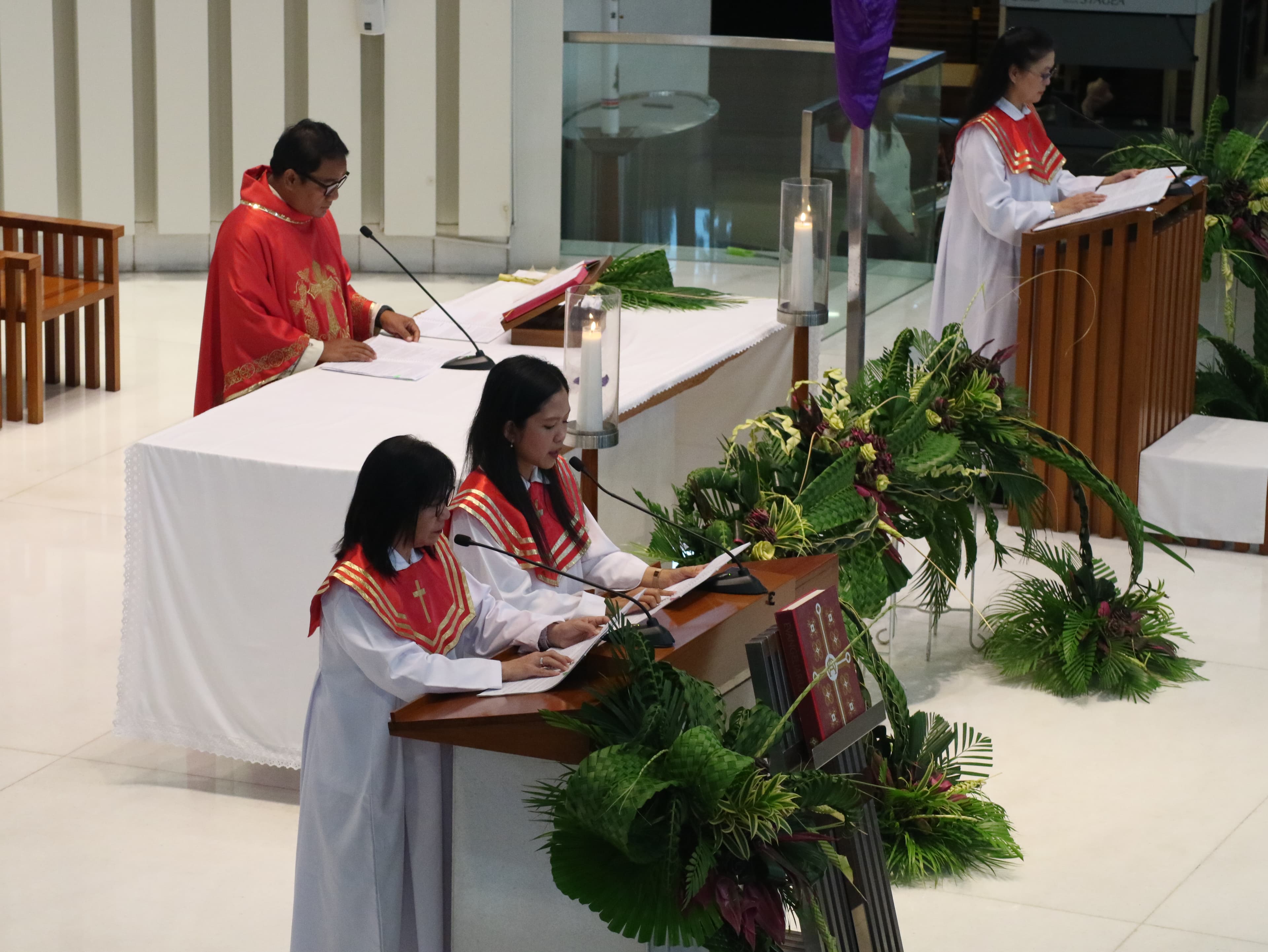 Suasana misa saat pembacaan Passio. (KOMSOS / David)