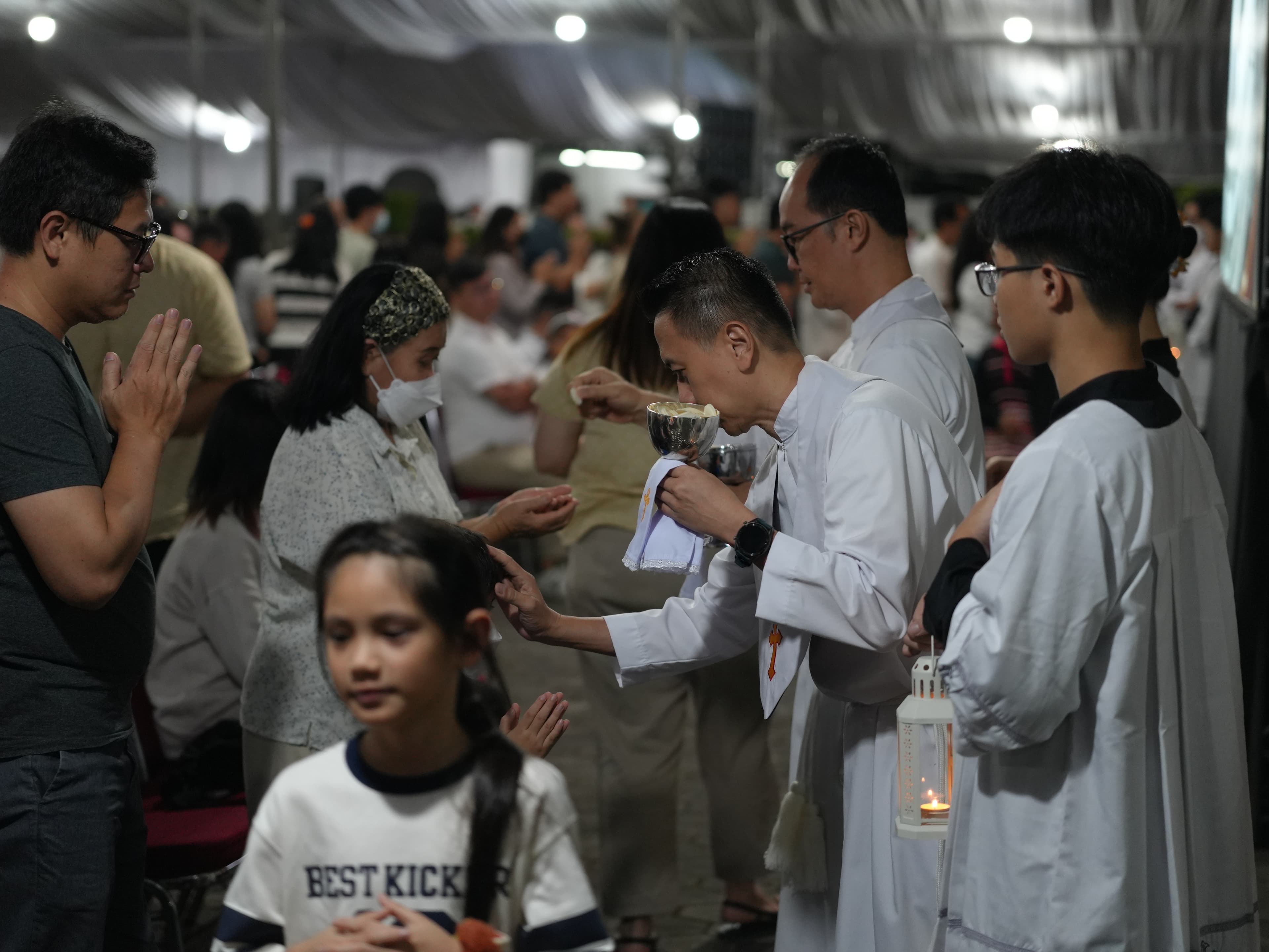 Umat yang hadir menerima Komuni dan pemberkatan. (KOMSOS / Bernardus Galuh)