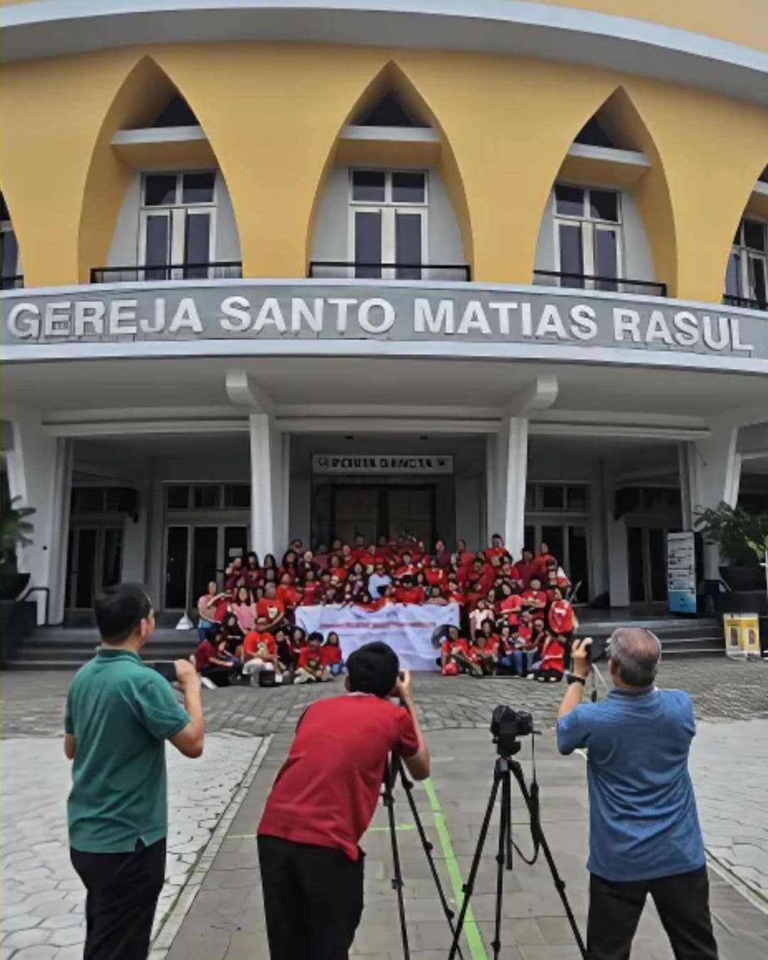 Sebagai among tamu, mendokumentasikan peziarah. (Dok. Pribadi) (Megia Susilo)