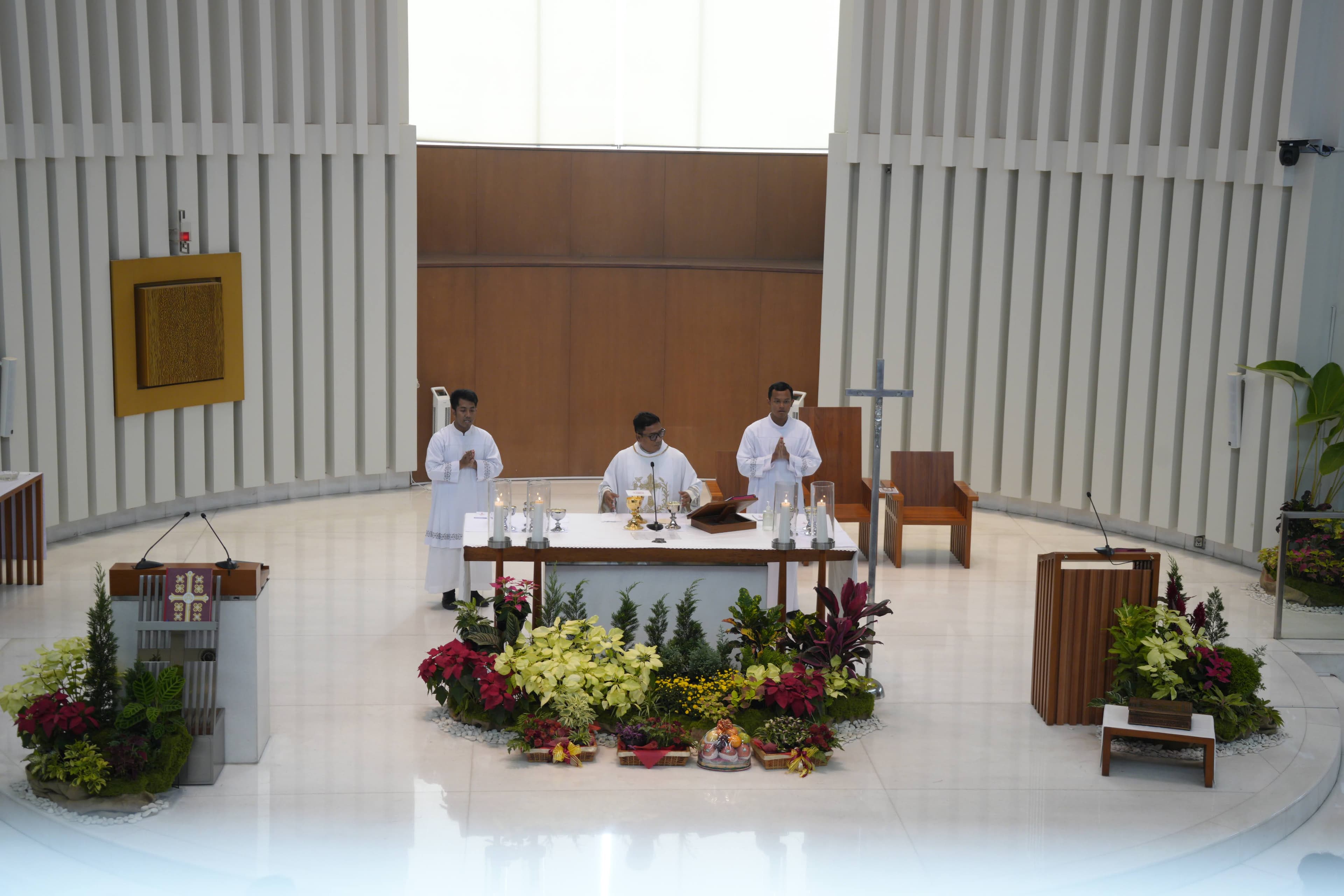 Romo Patrick membawakan misa natal anak 2025. (KOMSOS / Elvern)